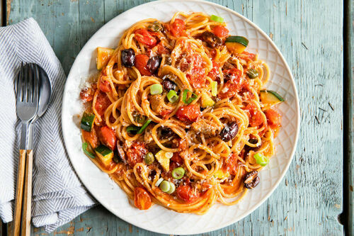 RS Pasta mit Thunfisch und Oliven in Tomatensauce mit Zucchini