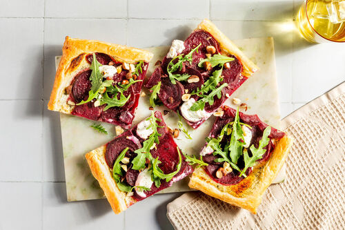 Ziegenkäse-Tarte mit Roter Bete dazu Rucola und geröstete Haselnüsse