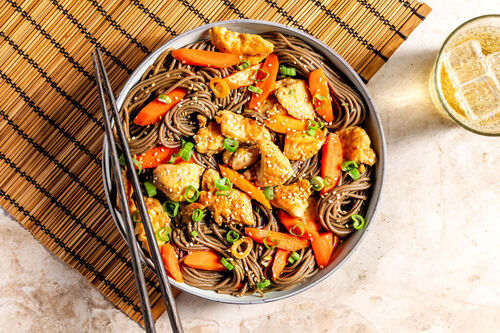 Sobanudeln mit Kung-Pao-Hähnchen mit Karotten, Lauchzwiebeln und Sesam