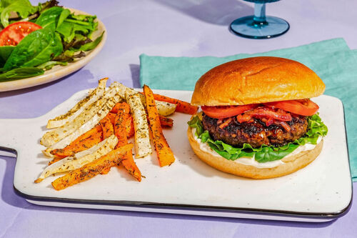 Würziger Veggie-Burger mit Chipotle-Sauce dazu Karotten-Sellerie-Pommes