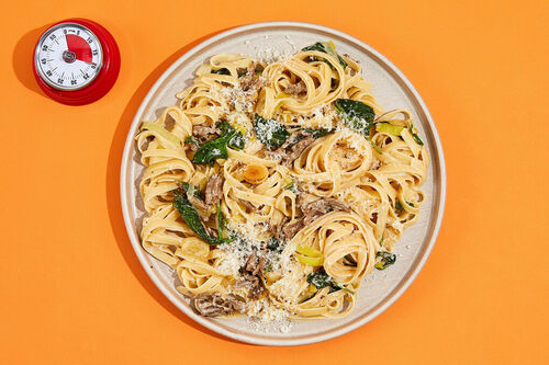 Cremige Pasta in weißer Veggie-Bolognese mit zartem Lauch und Spinat