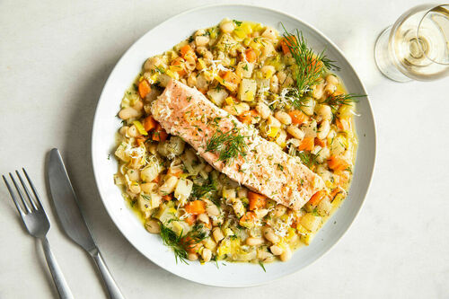 Lachs auf deftiger Gemüsepfanne mit Kohlrabi, Lauch und Cannellinibohnen