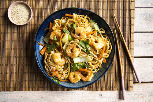 Bami Goreng mit saftigen Garnelen mit Mie-Nudeln und Pak Choi