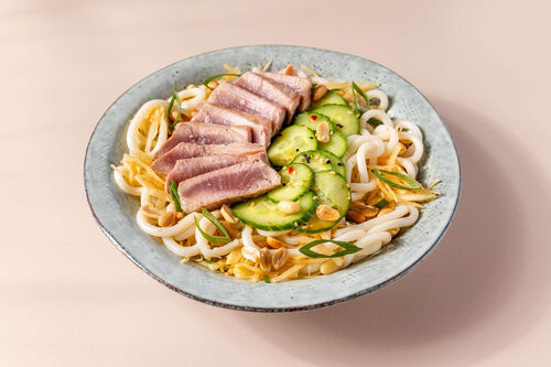 Gebratenes Thunfischsteak mit Gurkensalat auf scharfem Weißkohl und Udon-Nudeln