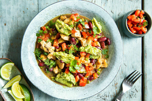 Hähnchen-Chili Low Carb mit Kidneybohnen und Guacamole