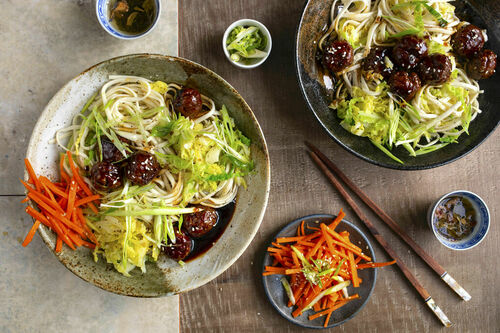 Teriyaki-Putenhackbällchen auf Udon mit eingelegtem Gemüse und Sesamdressing