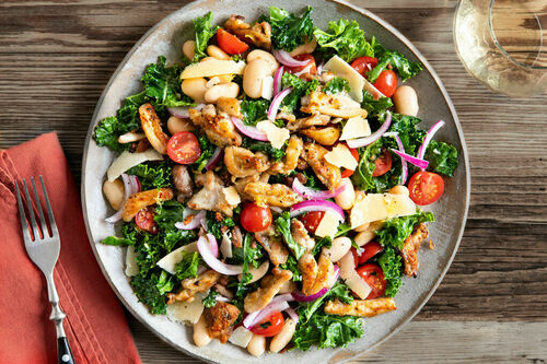 Hähnchen auf Grünkohl-Bohnen-Salat mit eingelegten Zwiebeln und Käse