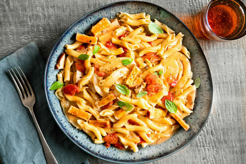 Fenchel-Pasta mit geräuchertem Huhn in fruchtiger Orangen-Tomaten-Sauce