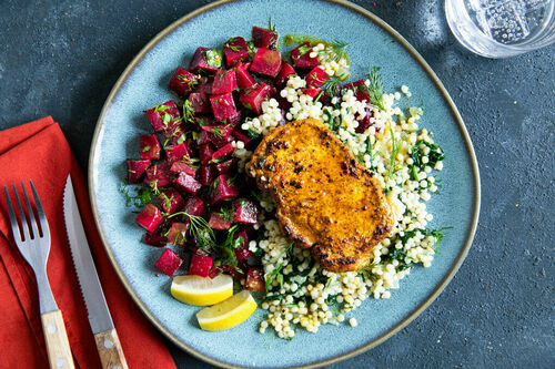 Schweinerücken an Perlencouscous mit Spinat, dazu Rote-Bete-Salat mit Kräutern