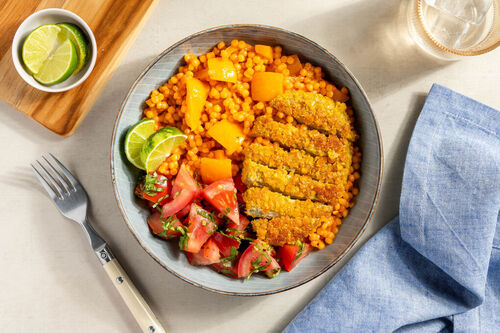 Veganes Schnitzel mit Paprika-Perlencouscous dazu Tomatensalsa und Limette