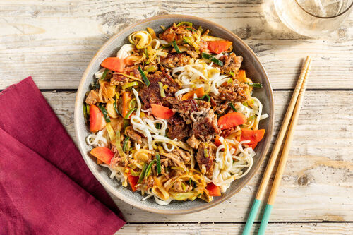 Asia-Nudelpfanne mit gemischtem Hack mit Erdnusssauce und Gemüse