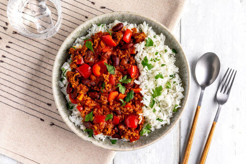 Herzhaftes Chili mit gemischtem Hack mit Kidneybohnen und Petersilienreis