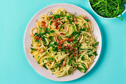 Schnelle Rucola-Speck-Pasta mit Zucchini, Zitrone und frischer Petersilie