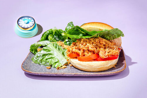 Pulled Chicken Sandwich mit Vollkornbaguette und Käsedressing