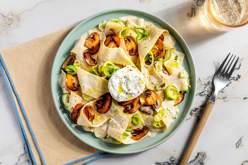 Burrata auf trüffeliger Pilz-Pasta in cremiger Sauce mit Lauch