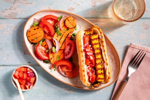 Grillkäse-Hotdog mit feiner Currynote dazu frischer Süßkartoffel-Gemüse-Salat