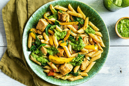Paprika-Hähnchen-Pasta mit aromatischem Trüffel-Spinat-Pesto