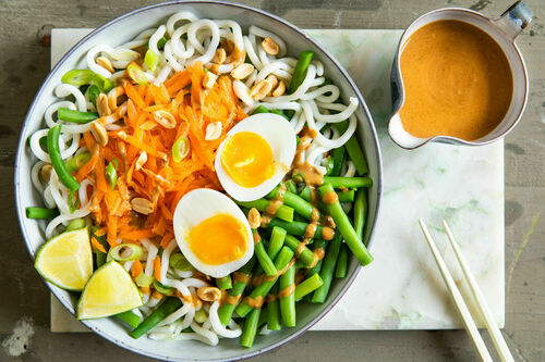 Udon-Nudeln mit Bohnen und Ei „Gado Gado“-Style mit cremiger Erdnusssauce