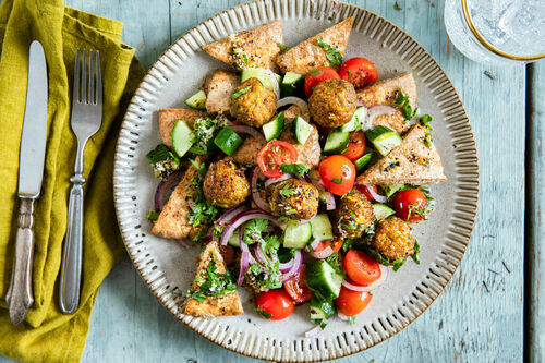 Falafeln mit libanesischem Brotsalat und Zitronen-Za’atar-Dressing