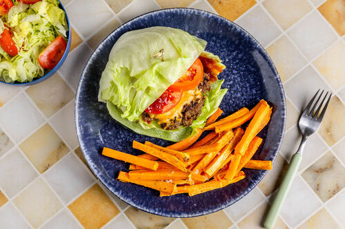 BBQ-Cheeseburger von der Pute in Salatwraps mit Tomaten und Gemüsepommes
