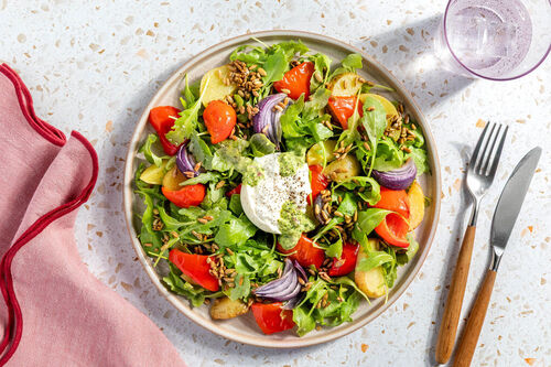 Bunter Sommergemüse-Burrata-Salat mit würzigem Estragon-Dressing