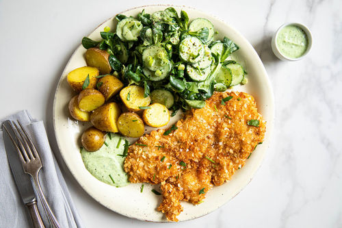 RS Hähnchenschnitzel mit Mandelpanade dazu Kartoffeln und Gurkensalat mit Kräutern