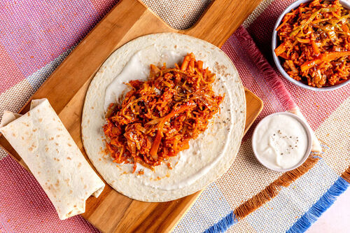 Cajun-Gemüseburrito mit Fetasauce gefüllt mit würzigem Tomatenreis
