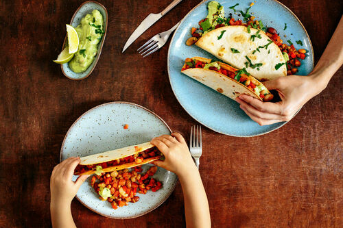 Tacos mit Paprika-Bohnen-Gemüse dazu Guacamole