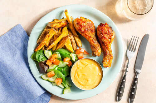 Drumsticks Buffalo-Style mit Cheddarsauce dazu Ofenpommes und Tomaten-Gurken-Salat