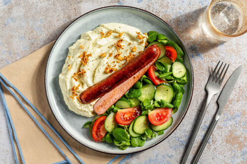 Rauchwurst auf cremigem Blumenkohlstampf mit Tomaten-Gurken-Salat und Röstzwiebeln