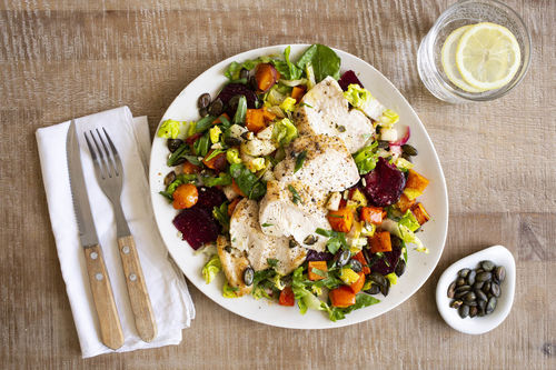 Fitness-Salat mit Pute und Birne mit gebackenem Kürbis und Roter Bete