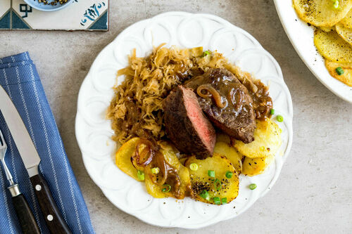 Schwäbischer Zwiebelrostbraten mit Sauerkraut und Bratkartoffeln