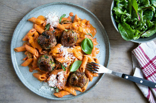 Polpette aus Rinderhack in cremiger Tomatensauce mit Penne