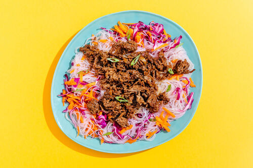 Gemischte Hackfleischpfanne mit Ketjap Manis auf Glasnudelsalat mit Rotkohl und Karotten