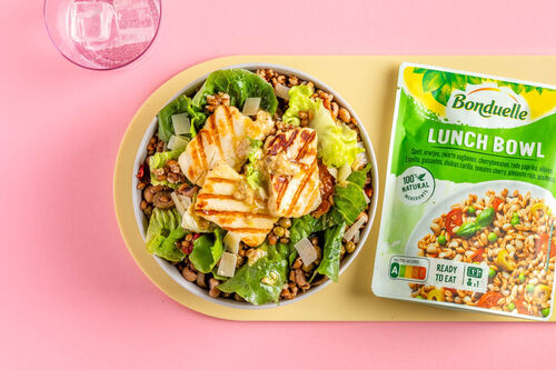 Schneller Grillkäse-Salat mit Dinkel und Käse-Miso-Dressing