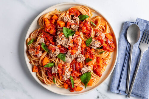 Spaghetti in tomatiger Thunfischsauce mit frischem Basilikum und Karotten