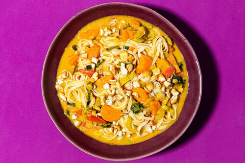 Kokos-Korma-Curry auf Mie-Nudeln mit knackigem Gemüse und Cashews