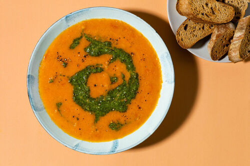 Tomatensuppe mit Walnuss-Pesto serviert mit knusprigem Mehrkornbrötchen