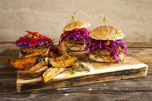 Schweinehack-Burger mit Süßkartoffeln dazu Rotkohlsalat und Meerrettich-Remoulade