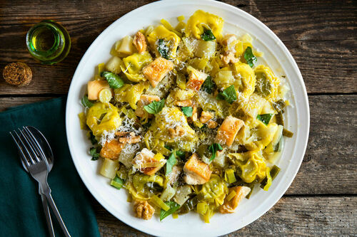 Pesto-Tortellini mit Hähnchenwürfeln fruchtig-fein mit Birne, Lauch und Walnüssen