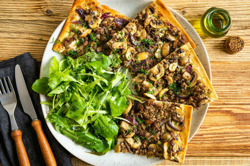 Hackfleisch-Champignon-Flammkuchen dazu Salat mit Schnittlauchdressing