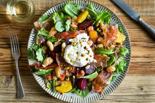 Salat mit Burrata und Prosciutto mit gebackenen Beten und weißen Bohnen