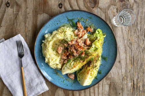 Räucherlachs und gebratener Spitzkohl mit Kartoffel-Blumenkohl-Stampf und Senfsauce