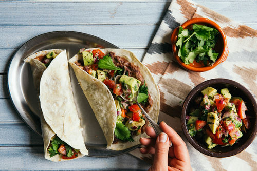 Tortillas mit Bohnenpüree und Avocado-Tomaten-Salsa