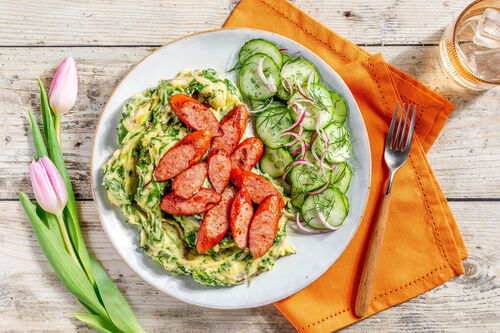 Cremiger Spinat-Stamppot mit Rauchwurst dazu Gurkensalat mit frischem Dill