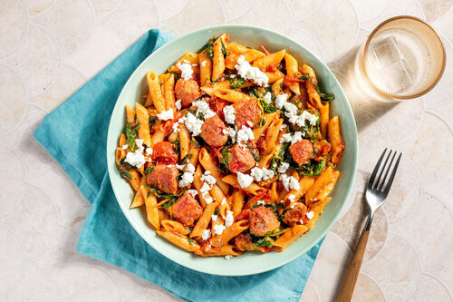 One-Pot-Pasta mit Feta und Tomaten und würzigen Fleischbällchen