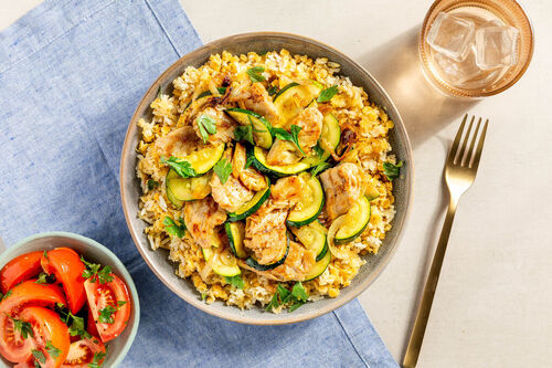 Mujaddara mit veganem Hähnchen und Zucchini, dazu Tomaten-Petersilien-Salat