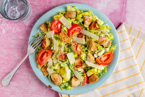 Caesar Salad mit Bio-Hähnchen mit Joghurtdressing und Vollkorncroûtons
