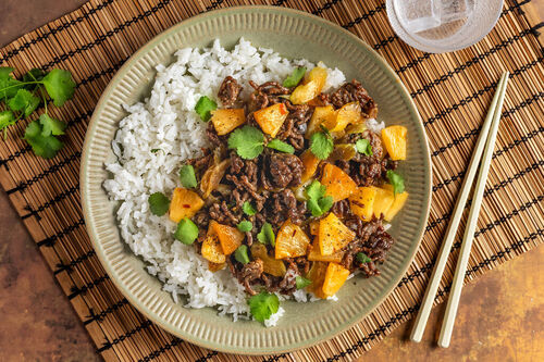 Schnelle Thai-Pfanne mit Bio-Rinderhack mit Ananas und Jasminreis