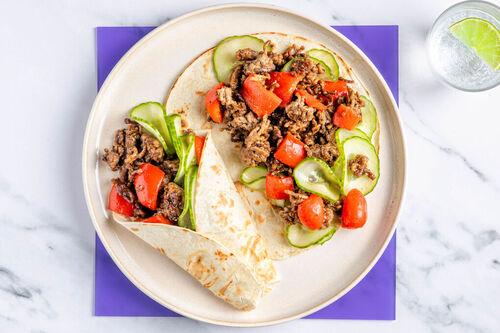 Schnelle Hoisin-Hackfleischwraps mit gemischtem Hack und eingelegter Gurke